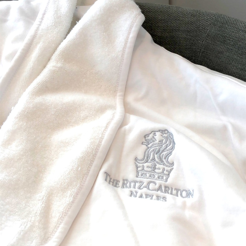 Ritz Carlton/one sz fits most unisex luxury robe